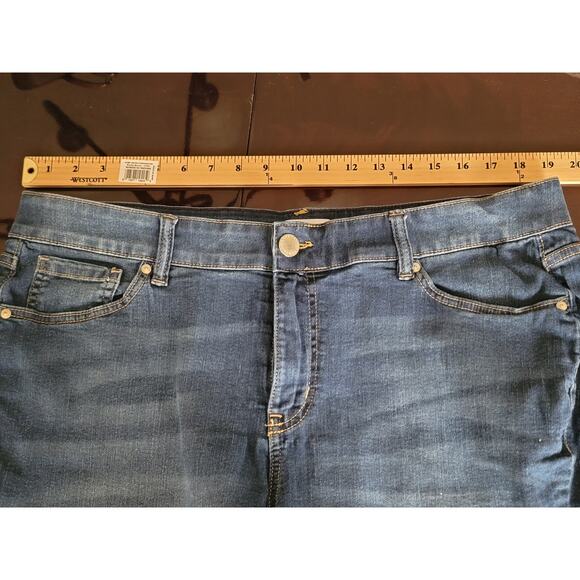 LANE BRYANT Girlfriend  Dark Rinse‎ Mid-Rise Distressed Flex Waist Short Sz 18 - Picture 6 of 8
